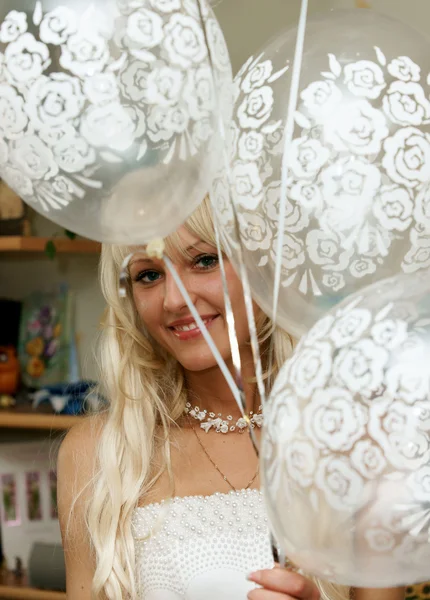 Красива наречена з повітряними кулями — стокове фото