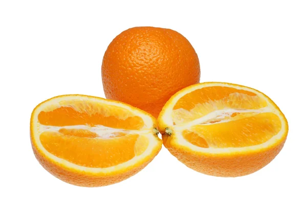 白い背景の上のオレンジ色の半分 — ストック写真