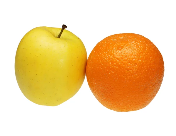 Maçã e laranja sobre um fundo branco — Fotografia de Stock