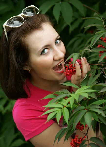 Kırmızı meyveler ile neşeli kız — Stok fotoğraf