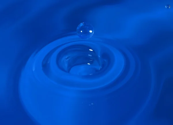 Donker blauwe druppel water — Stockfoto