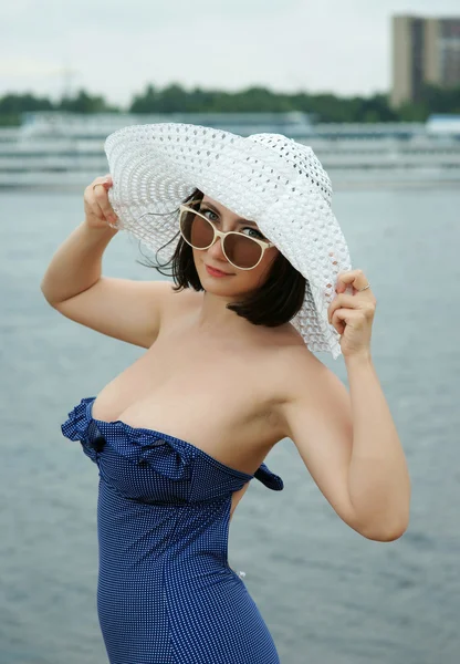 Дівчина на пляжі в білому капелюсі . — стокове фото