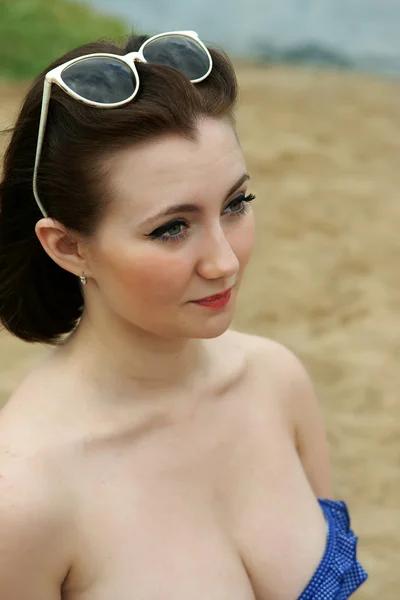 La chica en una playa con gafas de sol — Foto de Stock