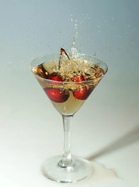 Ciliegia in un bicchiere con champagne — Foto Stock