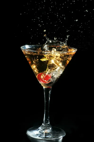 Ciliegia in un bicchiere con champagne — Foto Stock