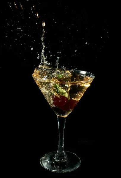 Cherry ve sklenici šampaňským — Stock fotografie