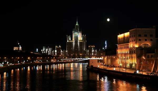 Rusland, nacht, hoogbouw gebouw — Stockfoto
