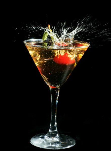 Cherry ve sklenici šampaňským — Stock fotografie