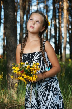 ahşap bir demet çiçek kız