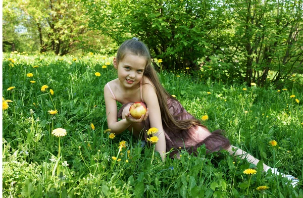 Het kleine meisje met een apple — Stockfoto