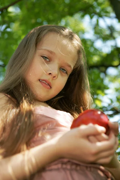 The little girl with an apple — Stock Photo, Image