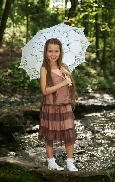 Het kleine meisje met een paraplu — Stockfoto