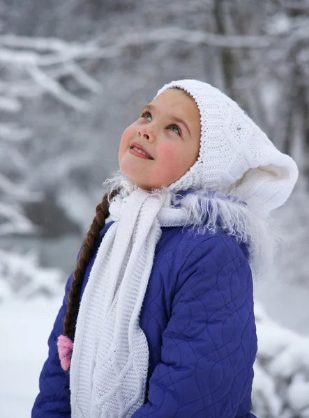 Dziewczynka w zimowym drewnem — Zdjęcie stockowe