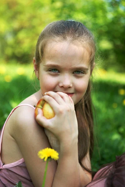 Het kleine meisje met een apple — Stockfoto