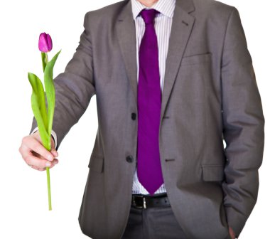 takım elbise ve kravat üzerinde beyaz izole Lale çiçek tutan adam