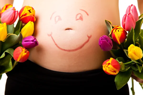 Έγκυος κοιλιά γυναίκα με λουλούδια τουλίπα — Φωτογραφία Αρχείου