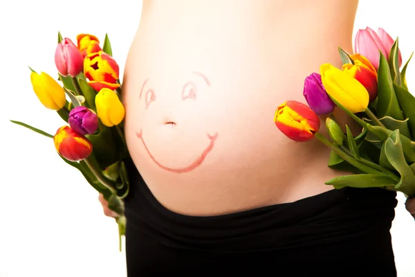 Έγκυος κοιλιά γυναίκα με λουλούδια τουλίπα — Φωτογραφία Αρχείου