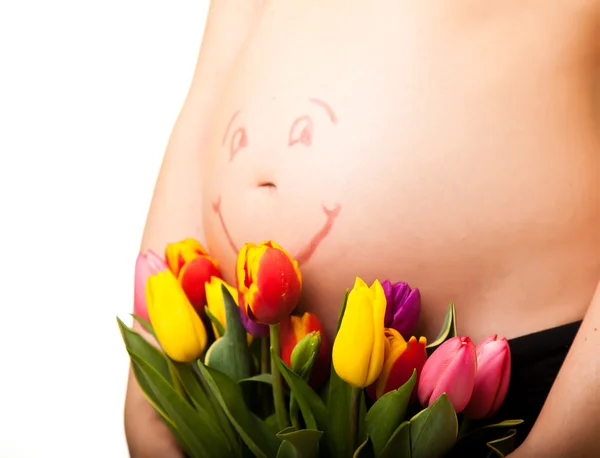 튤립 꽃을 들고 있는 임신부 — 스톡 사진