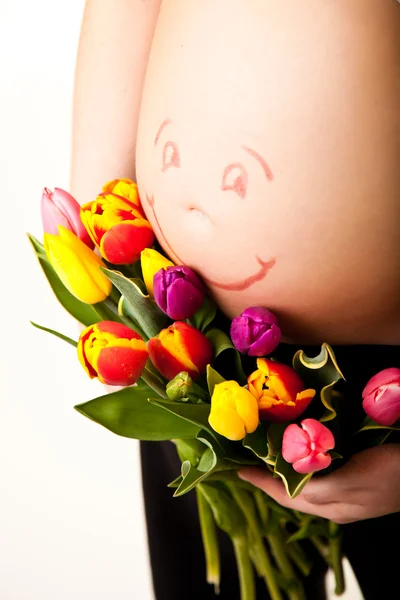 Zwangere vrouw buik met tulp bloemen — Stockfoto