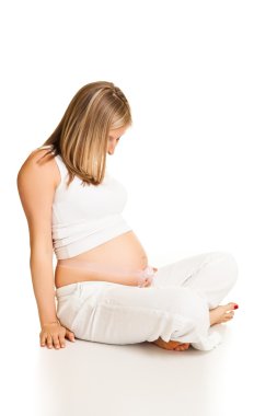 hamile sarışın bir kadın üzerinde beyaz izole