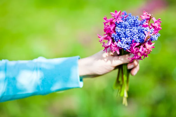 Woman holding flowers bouquet — Stock Photo, Image