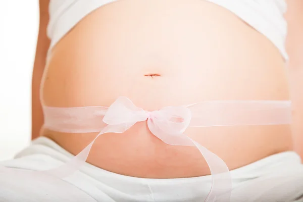 Mujer rubia embarazada aislada en blanco —  Fotos de Stock