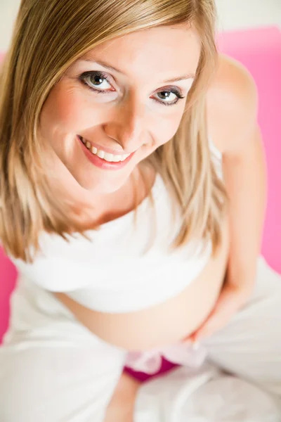 Těhotná blondýnka izolovaných na bílém — Stock fotografie