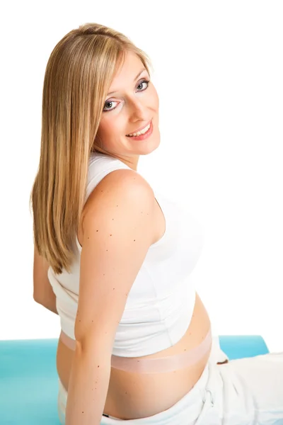 Беременная блондинка, изолированная на белом — стоковое фото