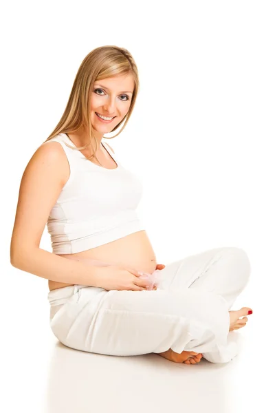 Mulher loira grávida isolada em branco — Fotografia de Stock