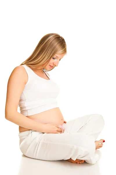 Ciąży blond kobieta na białym tle — Zdjęcie stockowe