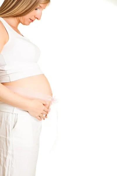 Έγκυος ξανθιά γυναίκα που απομονώνονται σε λευκό — Φωτογραφία Αρχείου