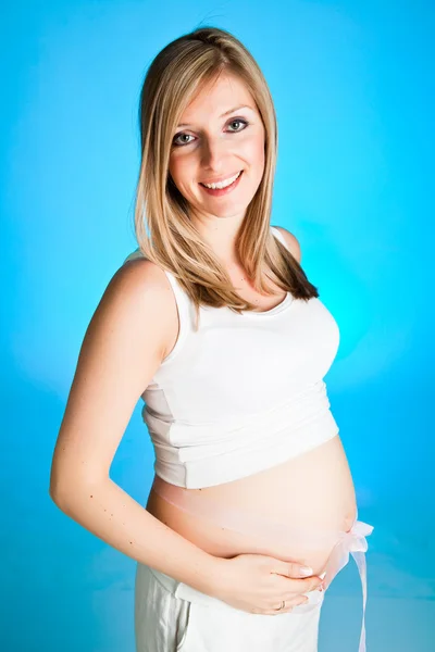 Těhotná blondýnka izolovaných na bílém — Stock fotografie