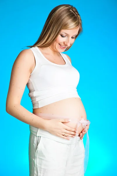 Mujer rubia embarazada aislada en blanco — Foto de Stock