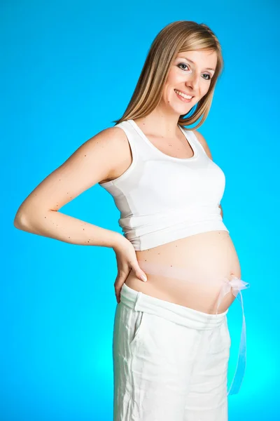 임신 금발 여자 흰색 절연 — 스톡 사진