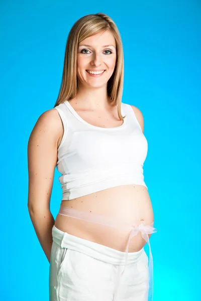 Donna bionda incinta isolata su bianco — Foto Stock