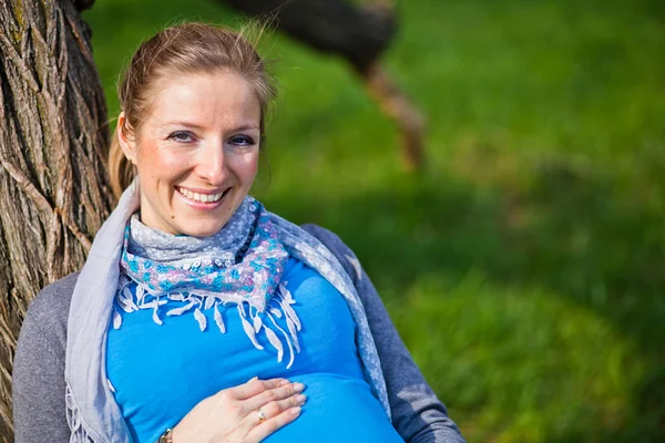 Mujer embarazada al aire libre tiempo de primavera —  Fotos de Stock
