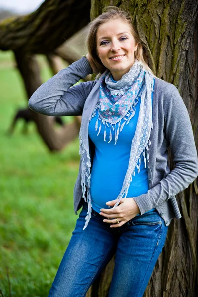 Zwangere vrouw buiten lentetijd — Stockfoto