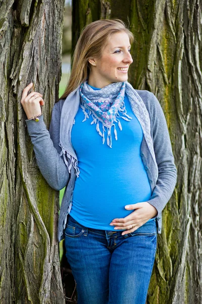 Donna incinta all'aperto primavera tempo — Foto Stock