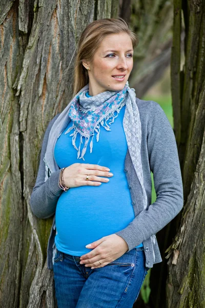 Donna incinta all'aperto primavera tempo — Foto Stock