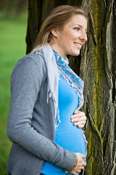 Беременная женщина на открытом воздухе весной — стоковое фото
