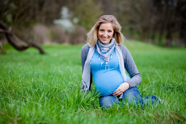 Zwangere vrouw buiten lentetijd — Stockfoto