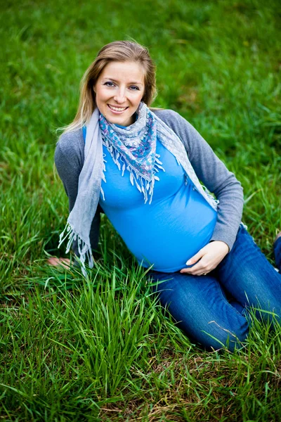妊娠中の女性の屋外の春の時間 — ストック写真