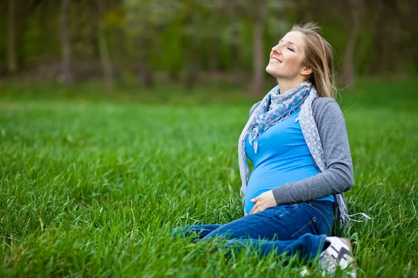 妊娠中の女性の屋外の春の時間 — ストック写真