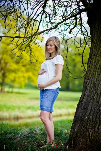 Terhes nő szabadtéri tavaszi idő — Stock Fotó