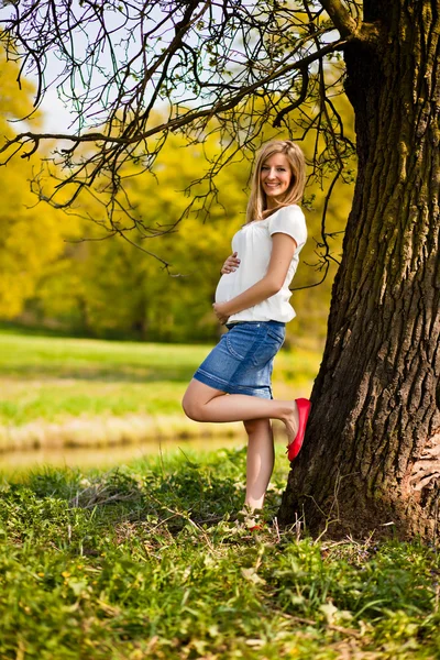 Těhotná žena venkovní jarní čas — Stock fotografie