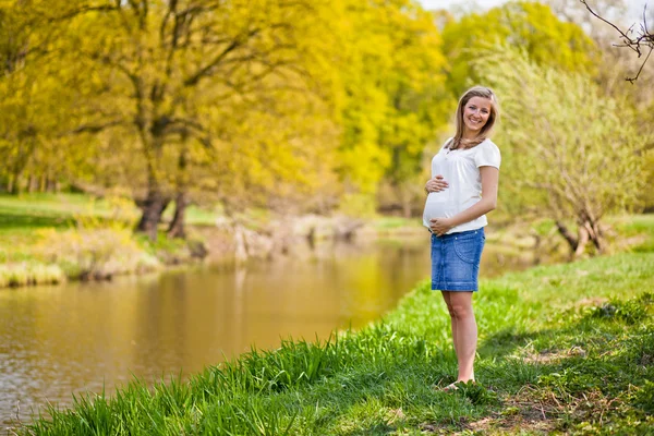Femme enceinte en plein air printemps temps — Photo