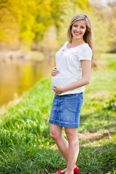 Mujer embarazada al aire libre tiempo de primavera — Foto de Stock