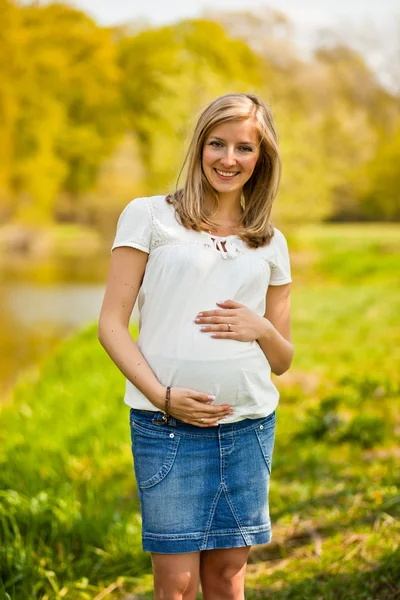Mulher grávida ao ar livre tempo de primavera — Fotografia de Stock