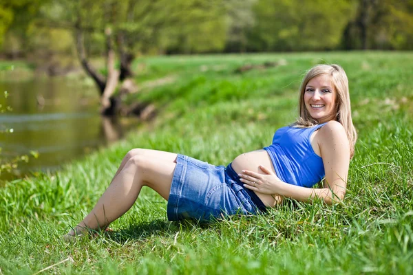 Hamile kadın açık bahar zamanı — Stok fotoğraf