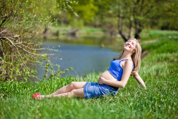 임신한 여자 야외 봄 시간 — 스톡 사진